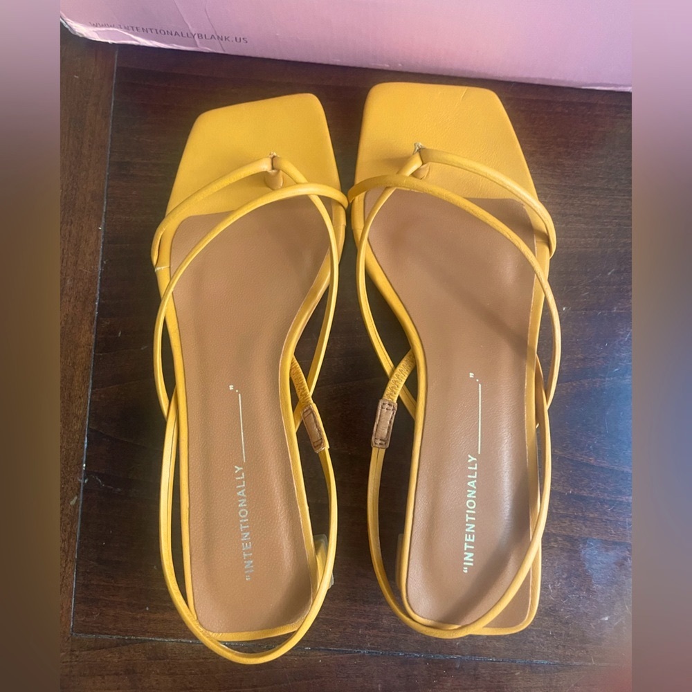 Intentionally blank Freya sandal low heel mandarin NWT size 8